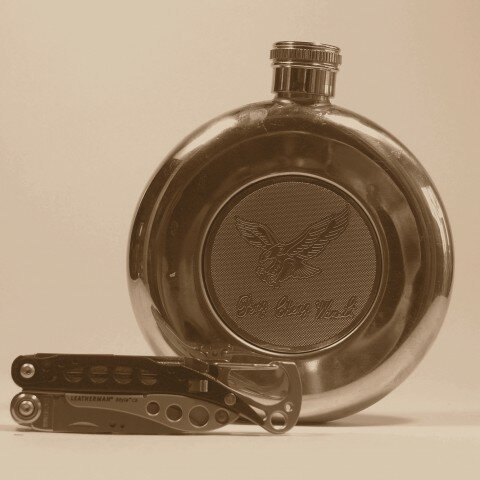 EDC-gentleman-dscf2840sq фляжка с орлом и маникюрный набор